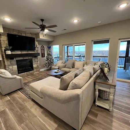 Lakehouse Lodge